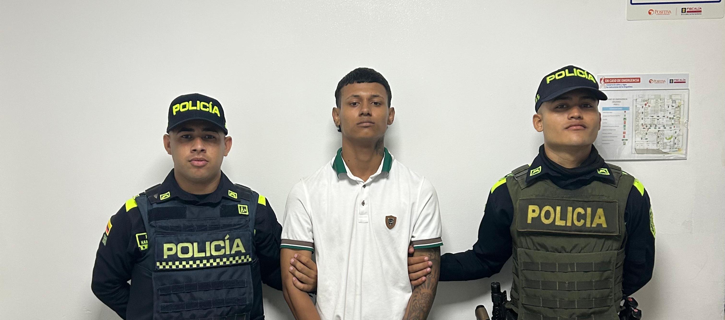 El hombre capturado con panfletos de la banda 'Los costeños'. 