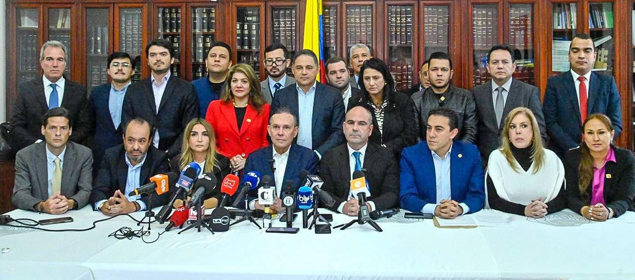 Los representantes de los nueve partidos.