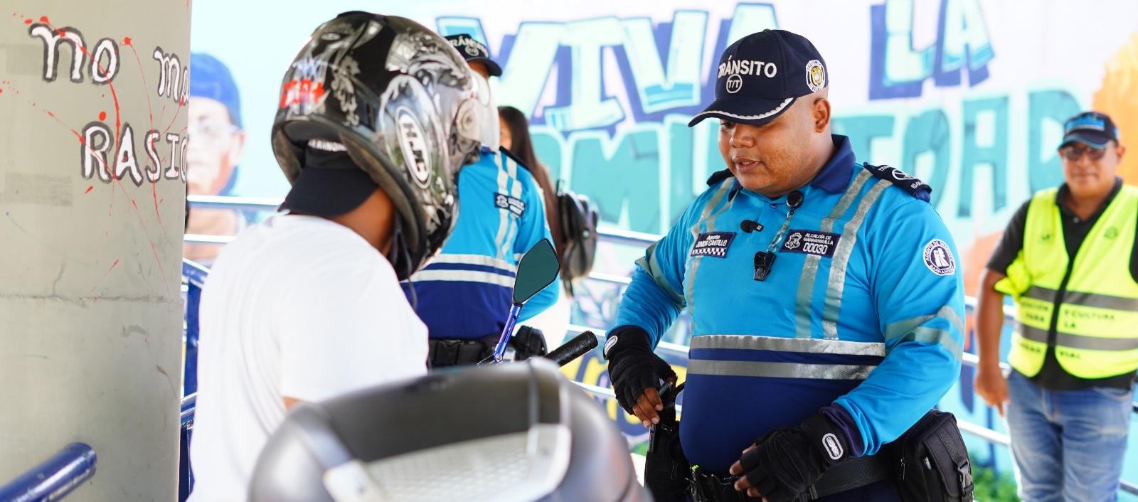 Agentes durante la pedagogía a peatones y motociclistas.