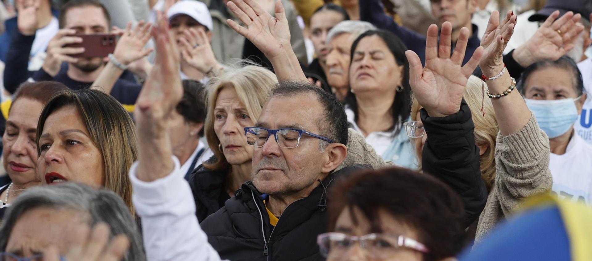 Personas orando por la salud del senador Miguel Uribe y su abuela, Nydia Quintero. 
