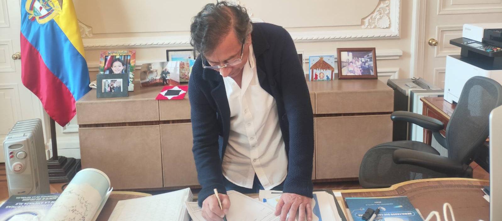 El Presidente Gustavo Petro firmando el decreto.