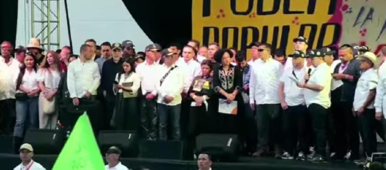 El Presidente Gustavo Petro en tarima con cabecillas de bandas en Medellín. 