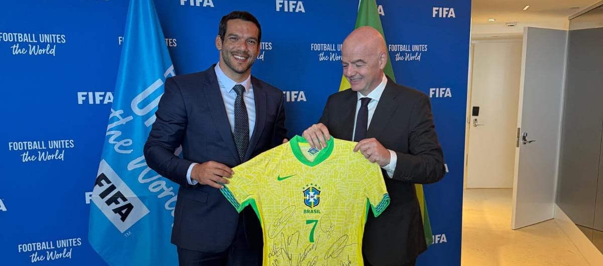 Samir Xaud y el presidente de la FIFA, Gianni Infantino. 
