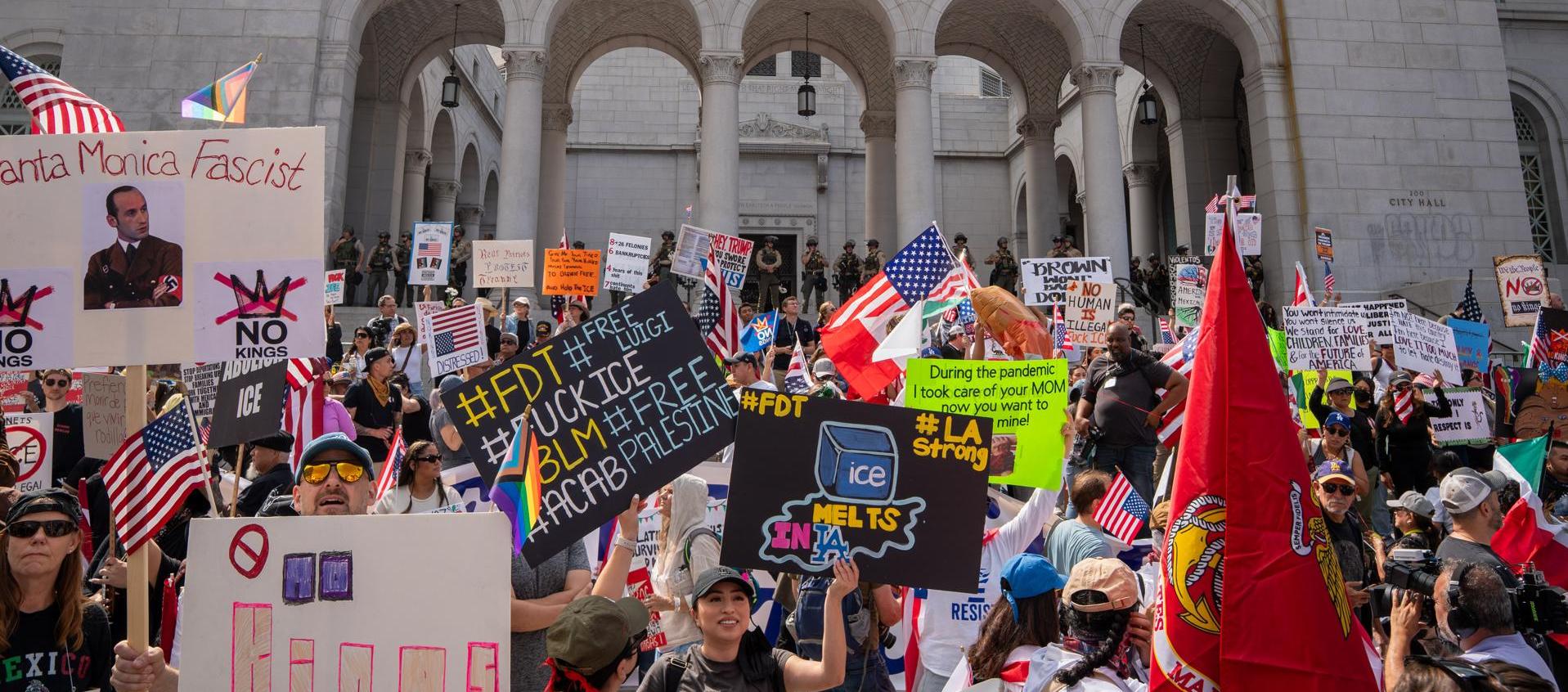 Protesta en Los Ángeles con pancartas 'No reyes'.