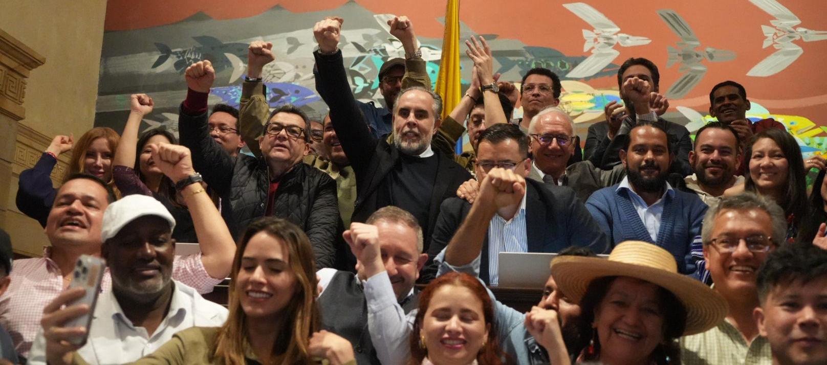 Celebración del Gobierno y la bancada oficialista por la aprobación de la Reforma Pensional.