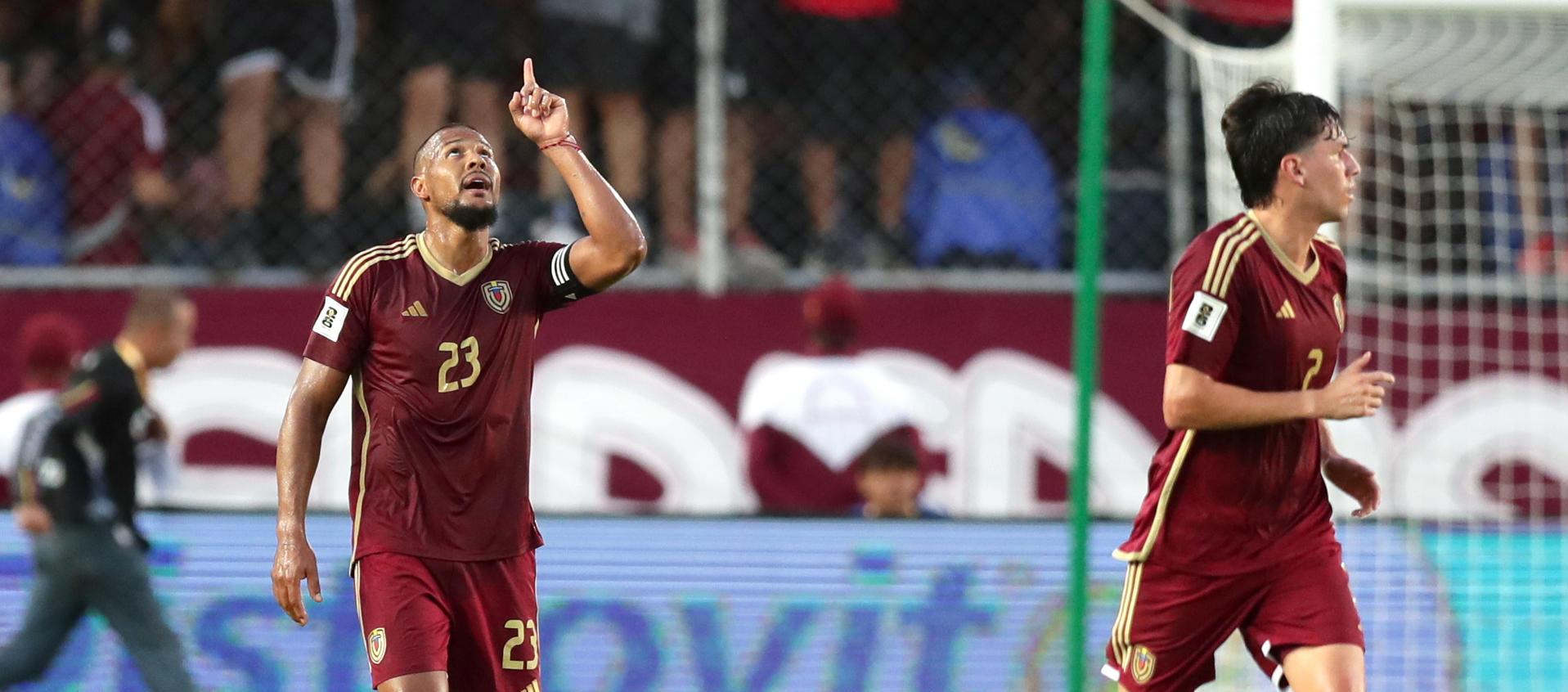 Salomón Rondón, de Venezuela, celebra su gol.