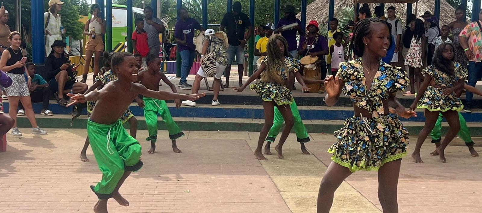Niños y jóvenes bailan ritmos afrocaribeños.