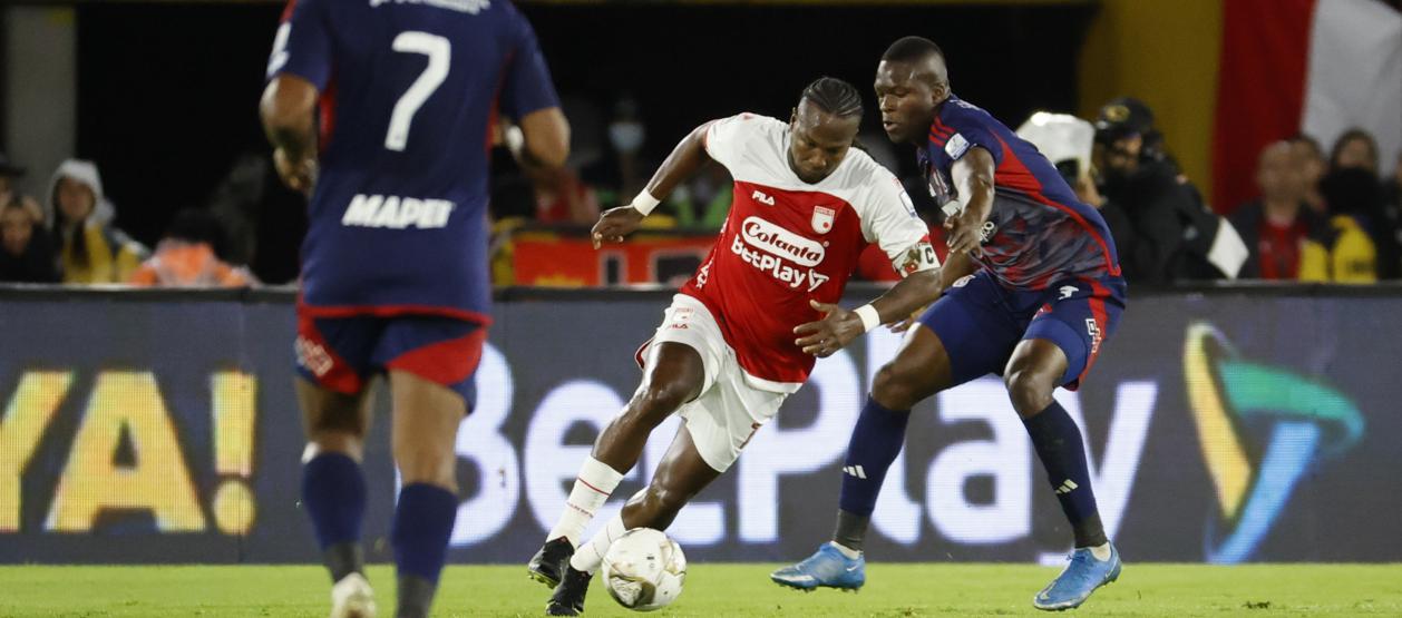 Hugo Rodallega, de Santa Fe, disputa un balón con Jhon Palacios, de Medellín,