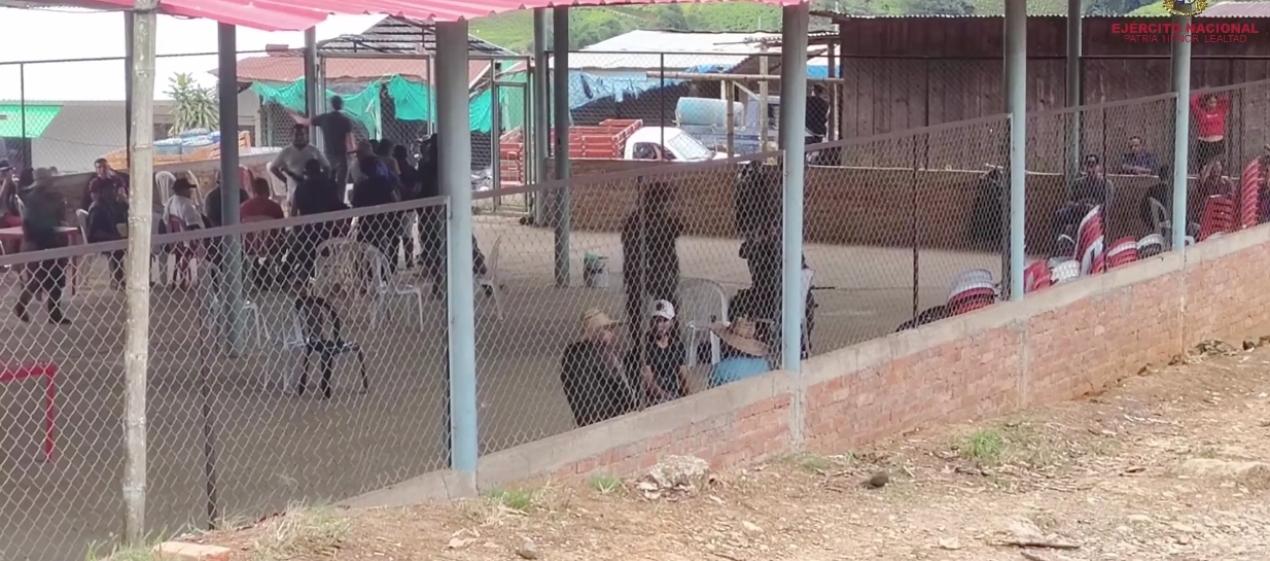 Algunos de los militares que se encuentran secuestrados por la comunidad. 