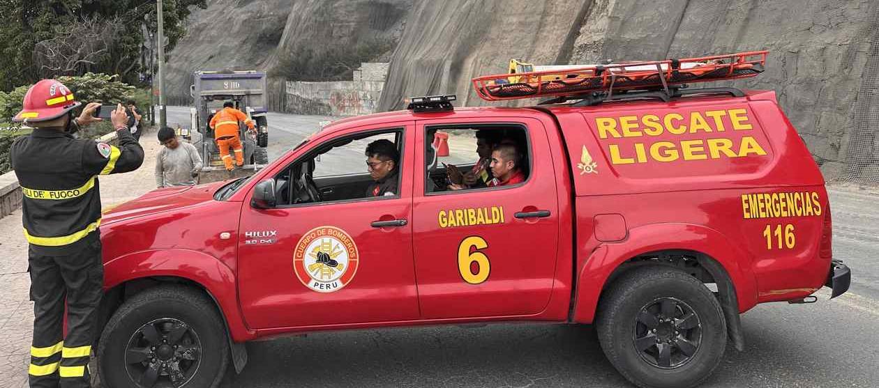 Integrantes de equipos de rescate cierran la avenida Costa Verde