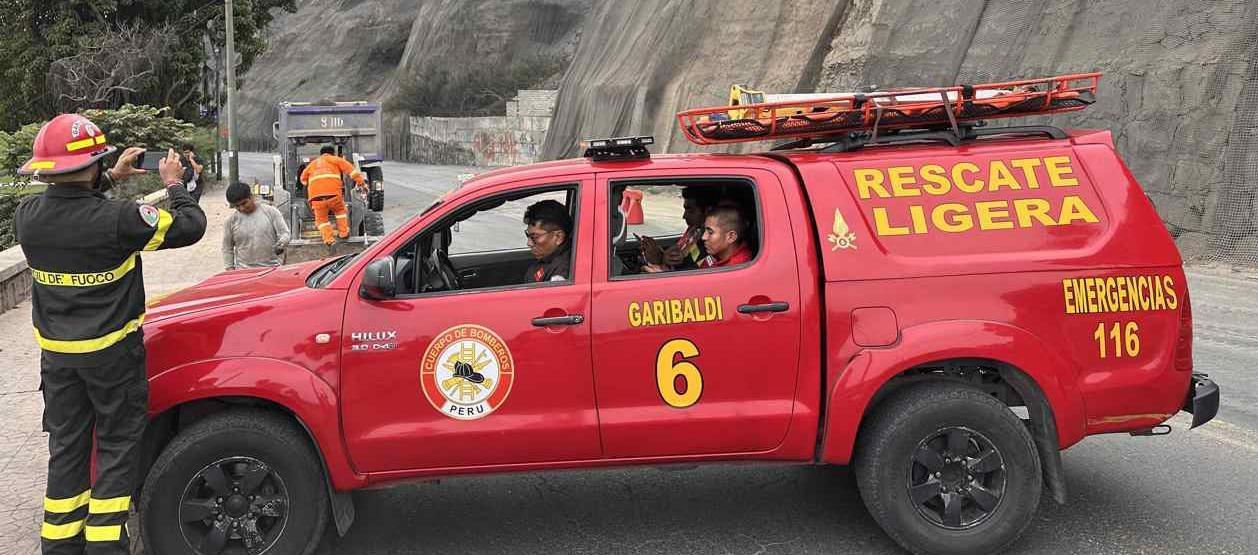 Equipo de rescate en Perú.
