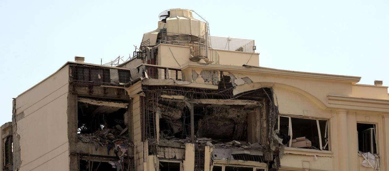 Un edificio dañado por ataques aéreos israelíes, al norte de Teherán.