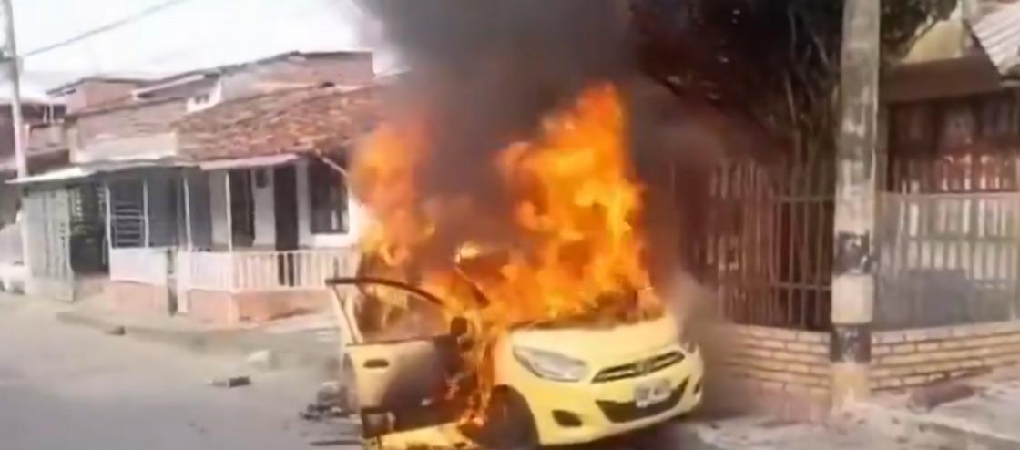 Quema de vehículo en Tuluá.