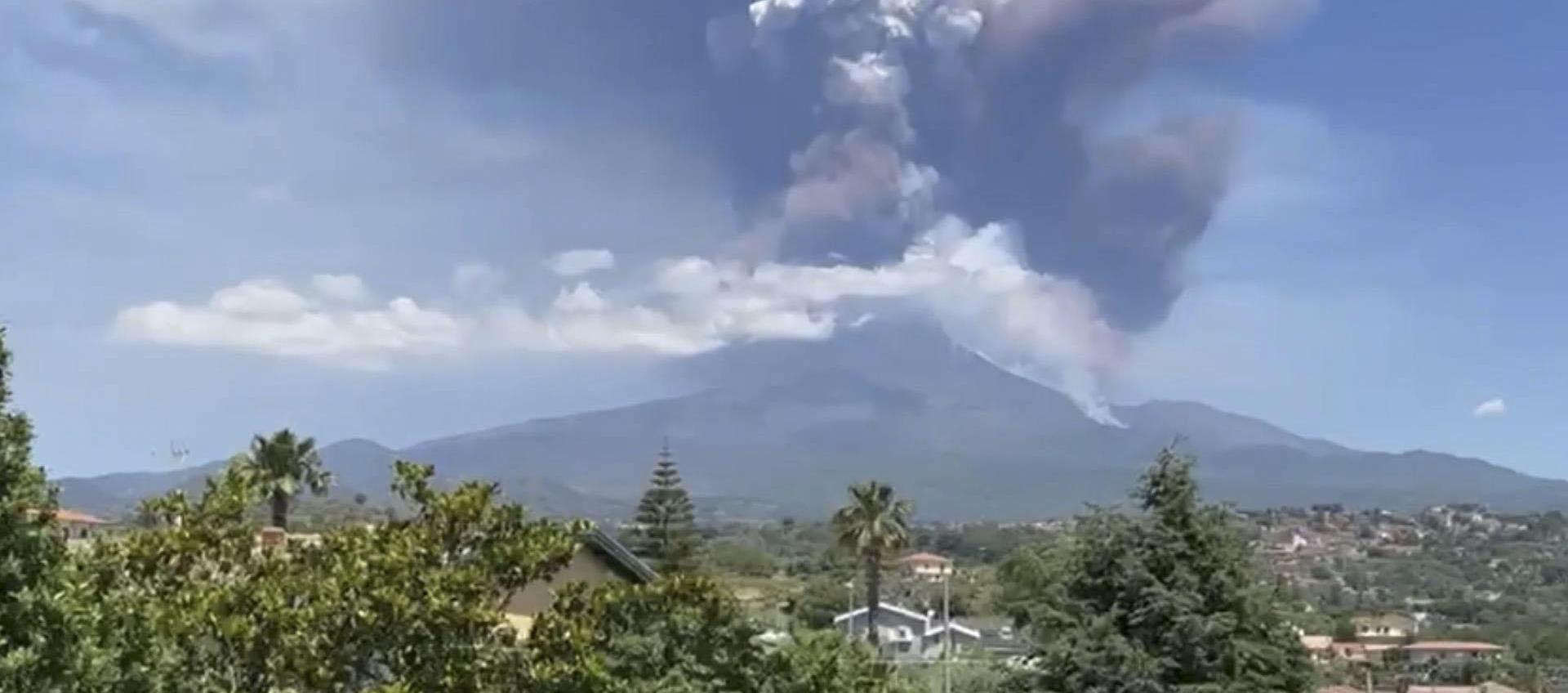 Imagen del volcán Etna en erupción.