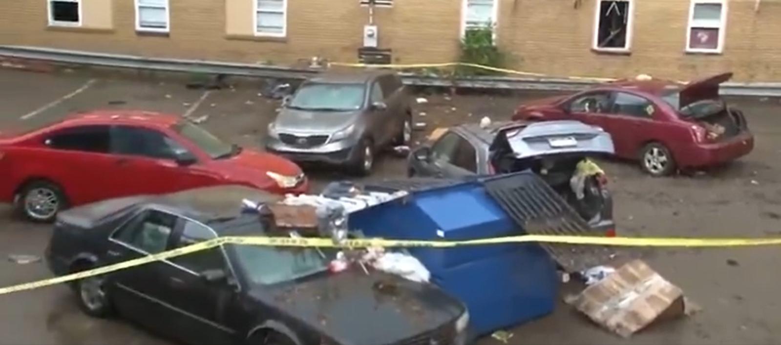 Vehículos afectados por las lluvias torrenciales.
