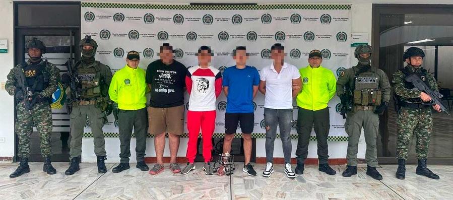 Los capturados junto a las autoridades.