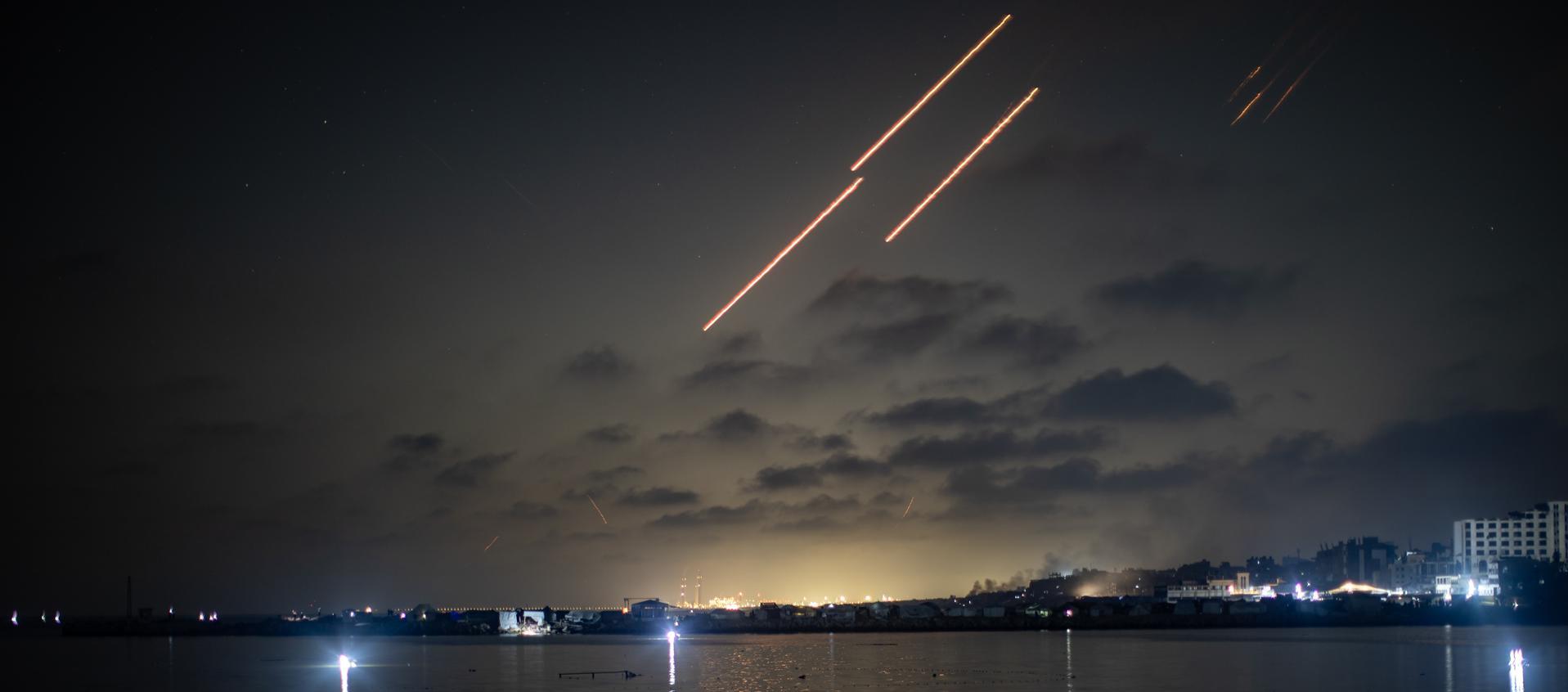 Misiles iraníes atacan Israel.