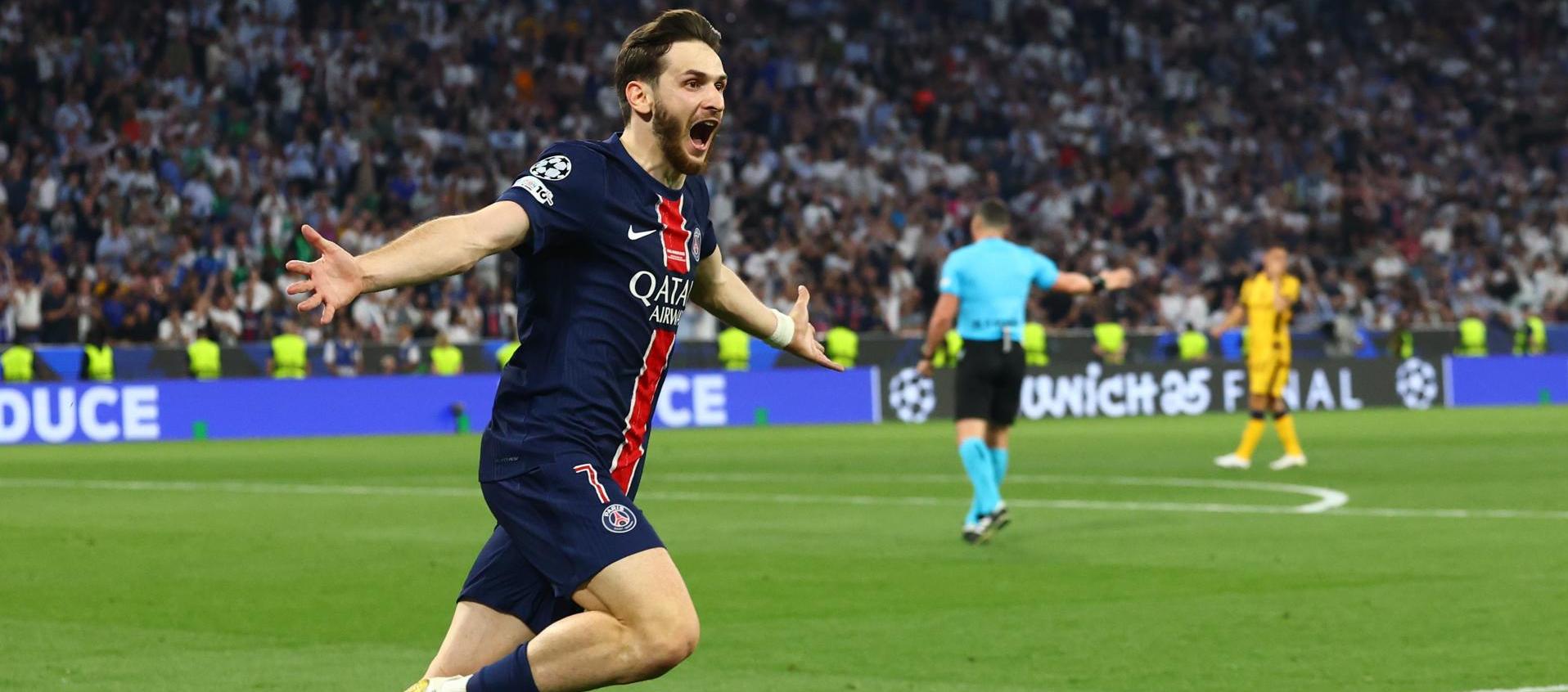 Khvicha Kvaratskhelia celebrando su gol en la final de Champions League.