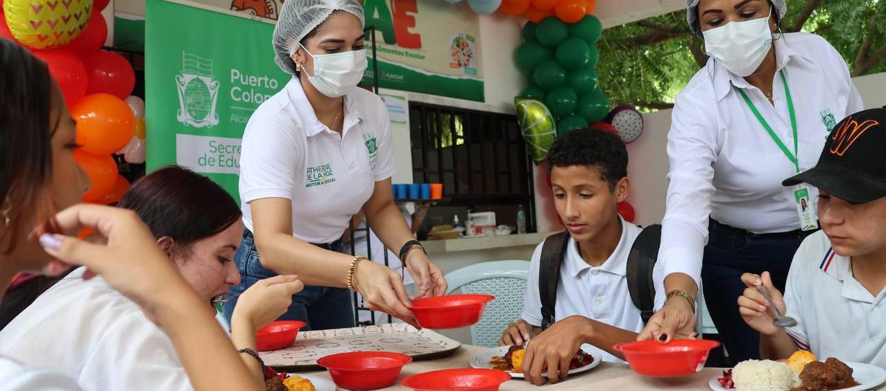  La gestora social de Puerto Colombia, Katherine De la Hoz, durante la entrega de alimentos.