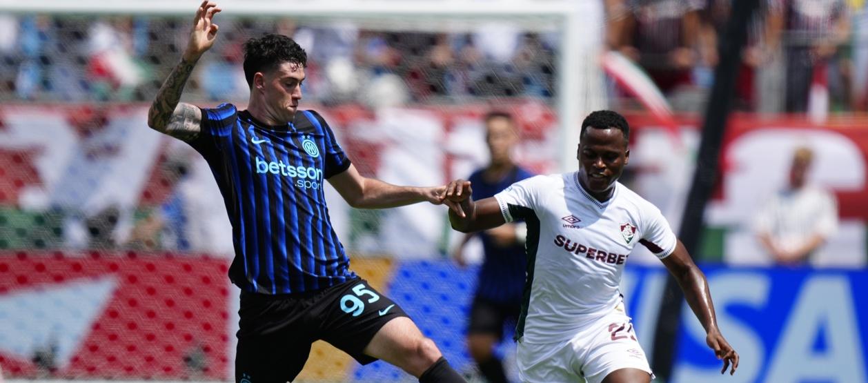 El colombiano Jhon Arias intenta superar la marca de Bastoni, del Inter de Milán. 