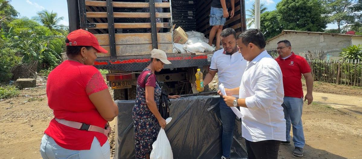 Entrega de las ayudas humanitarias en Luruaco. 