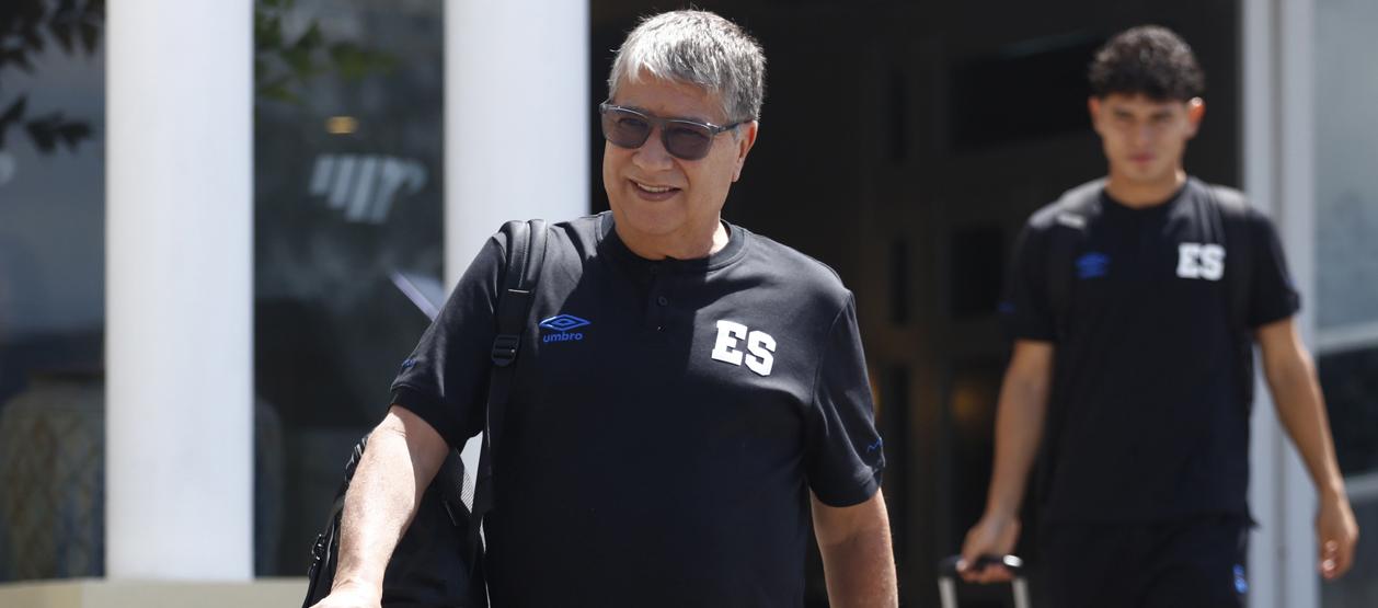 El colombiano Hernán Darío Gómez, técnico de la selección de El Salvador. 