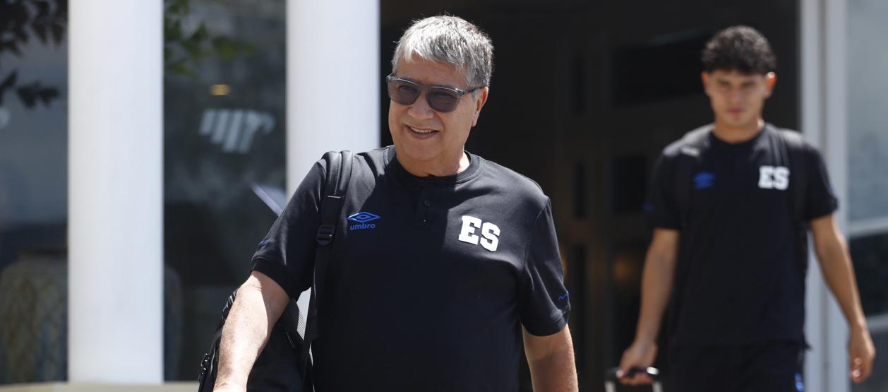 El colombiano Hernán Darío Gómez, técnico de la selección de El Salvador.