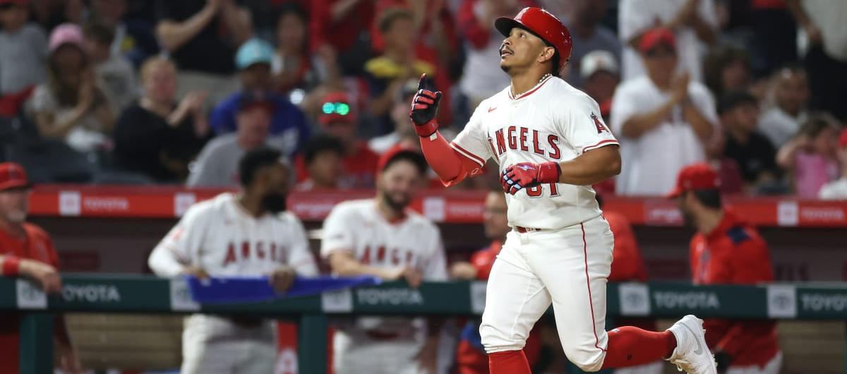 Gustavo Campero llegando al plato tras conectar jonrón en el séptimo inning. 