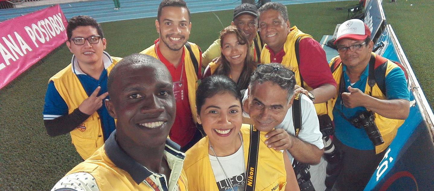 Luis Rodríguez en el estadio Metropolitano acompañado de varios reporteros gráficos.