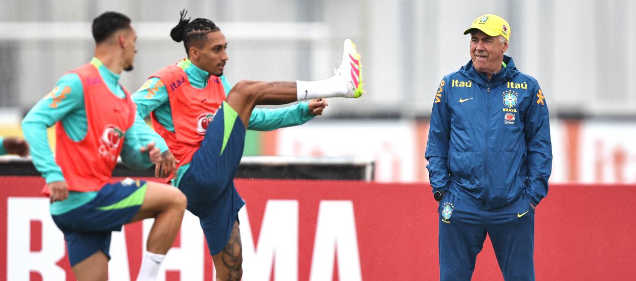 Carlo Ancelotti dirigiendo una práctica de la selección brasileña. 