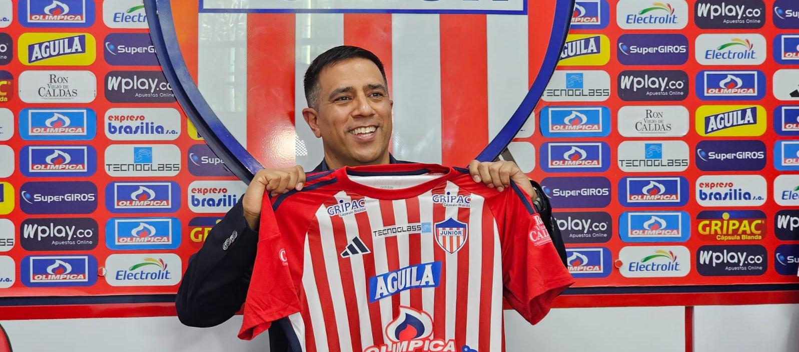 César Farías en su presentación oficial como técnico del Junior, el 5 de septiembre de 2024.