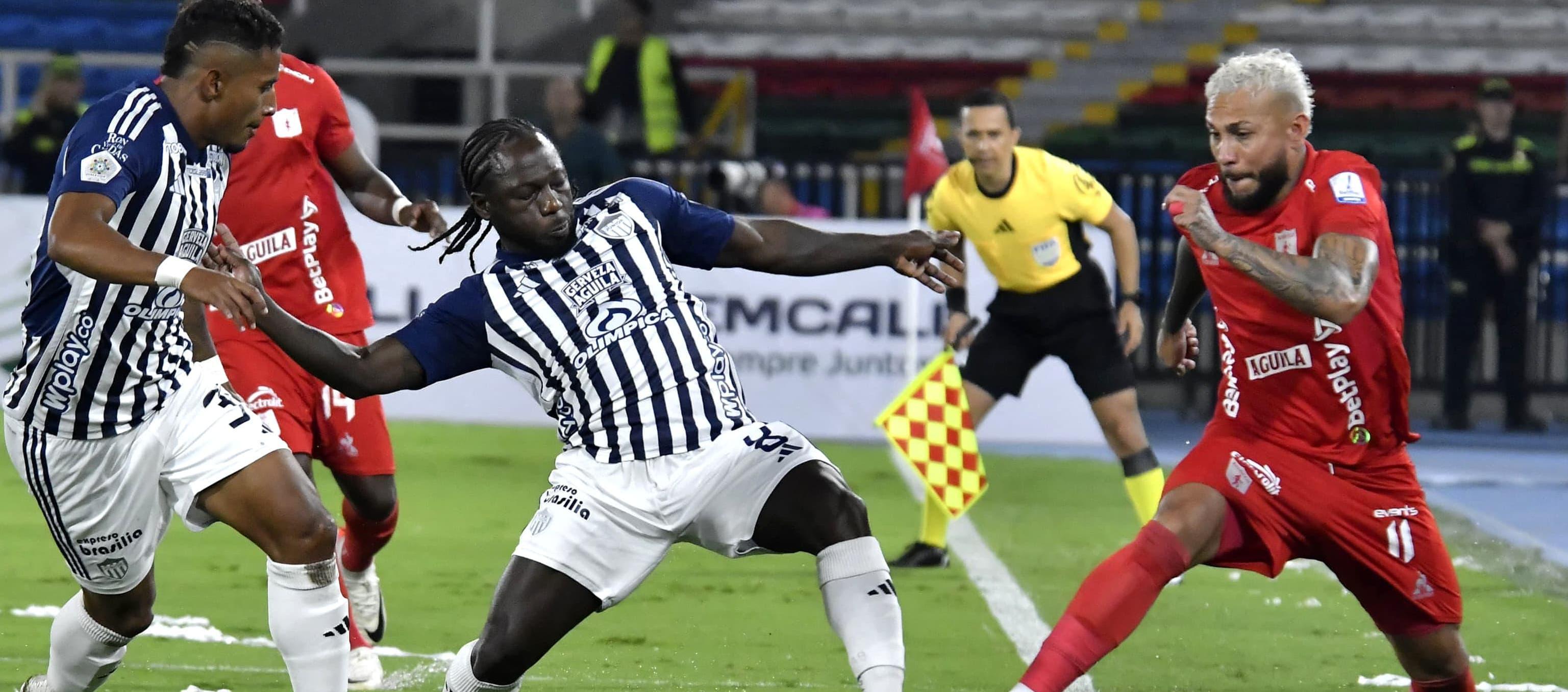 Yimmi Chará disputa la pelota con Duván Vergara, del América.