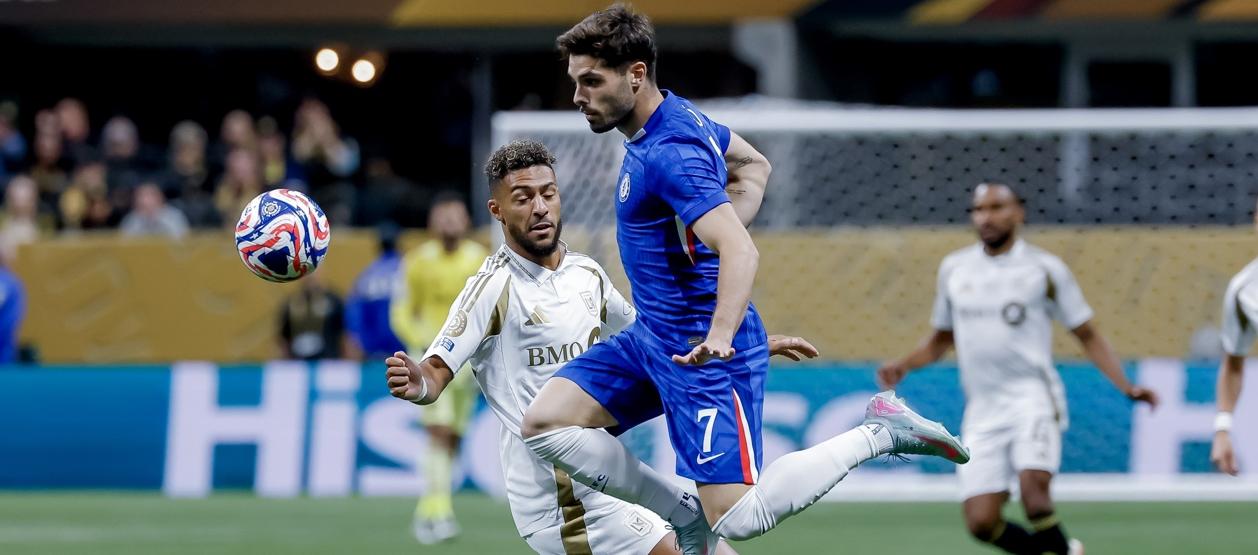 Pedro Neto, autor del primer gol del Chelsea, disputa el balón con Denis Bouanga.