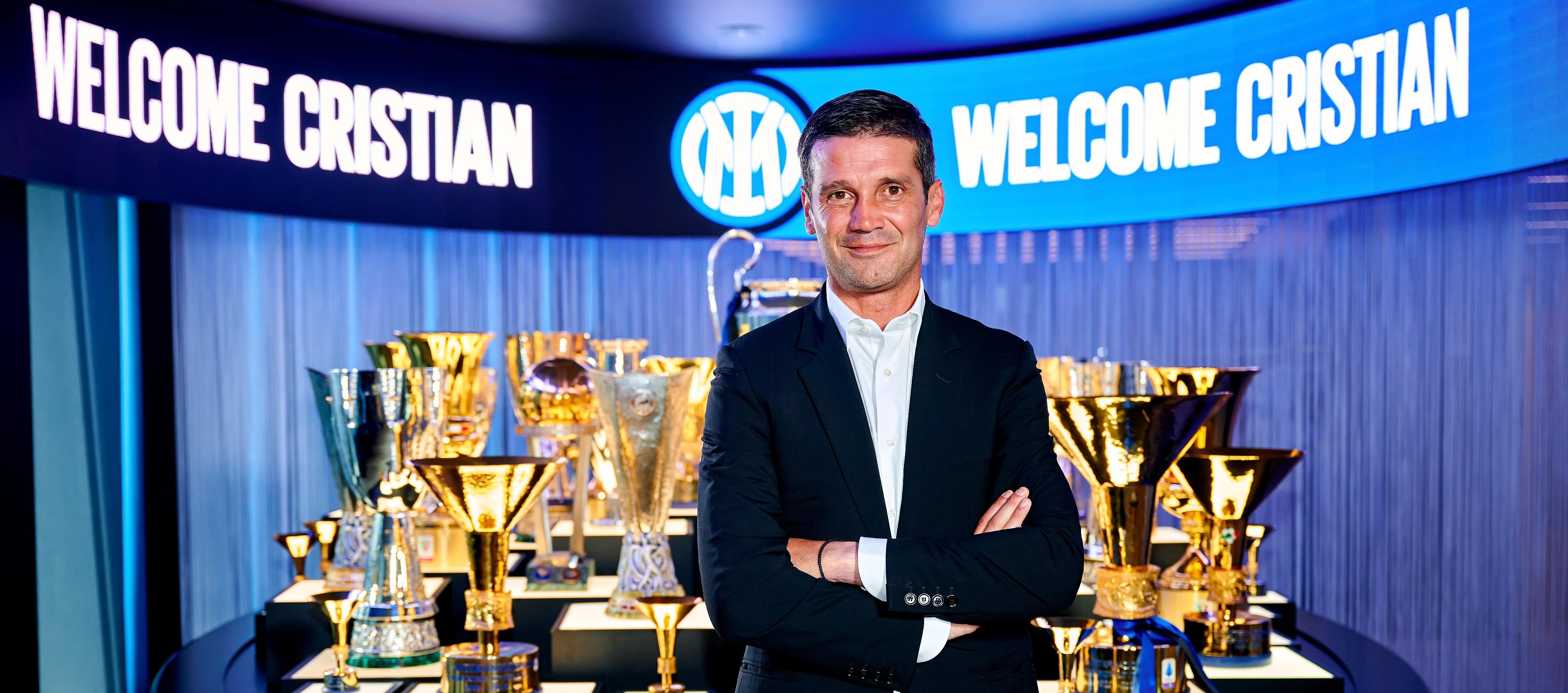 Cristian Chivu en la sala de trofeos del OInter de Milán tras firmar su contrato. 