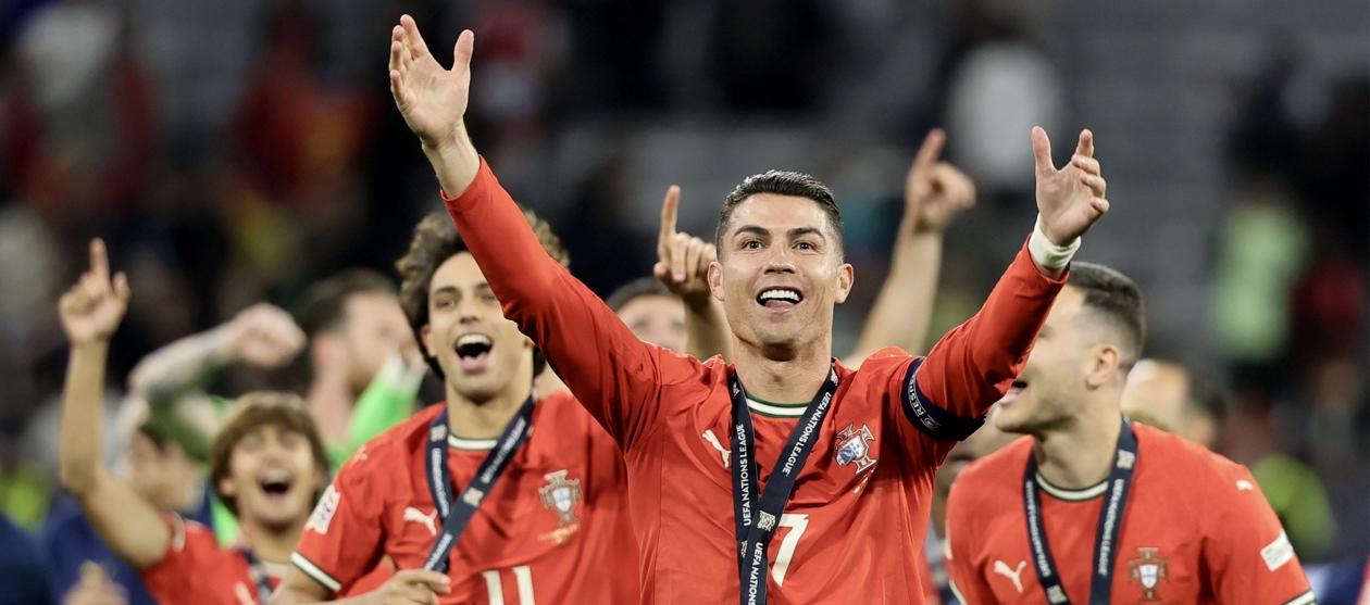 Cristiano Ronaldo festeja con sus compañeros la conquista de la Liga de Naciones.