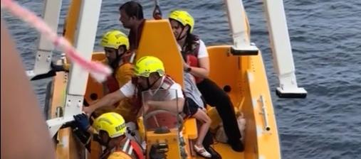 Momentos del rescate del padre y la niña tras caer de la borda de un crucero.