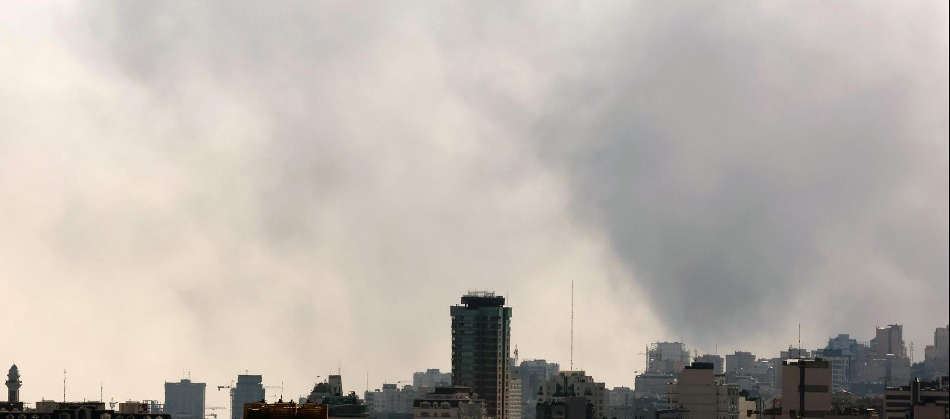 Humo en Israel tras los ataques de Irán.