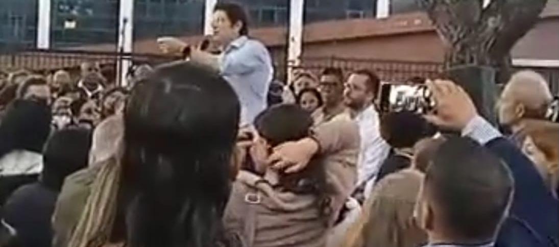 Llegada del sicario al lugar de la reunión política de Miguel Uribe