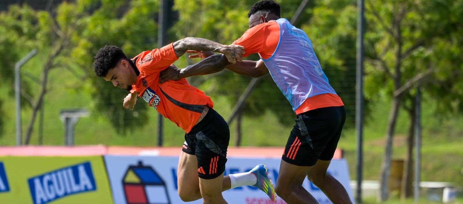 Luis Díaz reaparece contra Argentina tras cumplir fecha de suspensión ante Perú. 