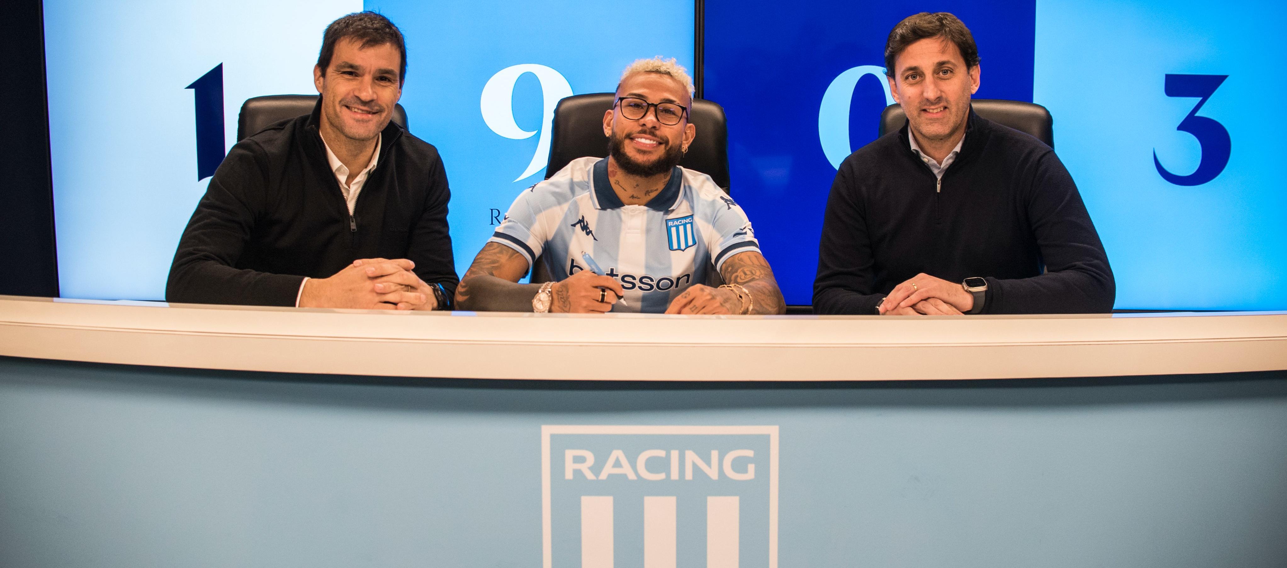 Duván Vergara en la firma del contrato con Sebastián Saja y Diego Milito. 