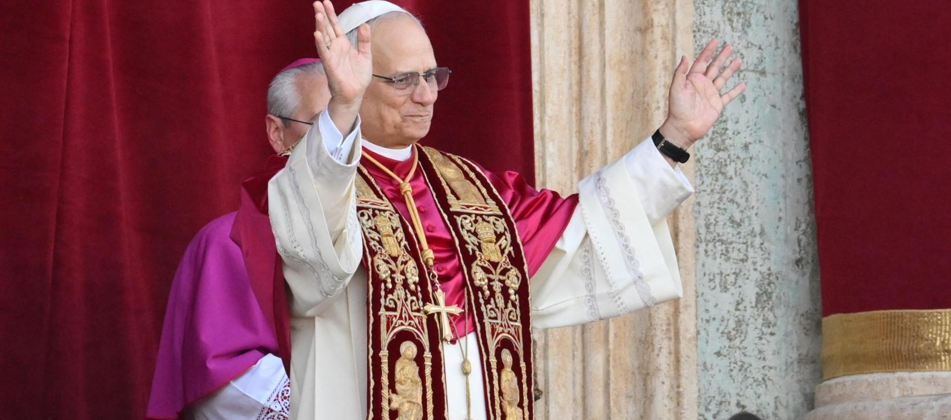 El Papa León XIV bendiciendo a los fieles desde el balcón de la Basílica de San Pedro en el Vaticano.