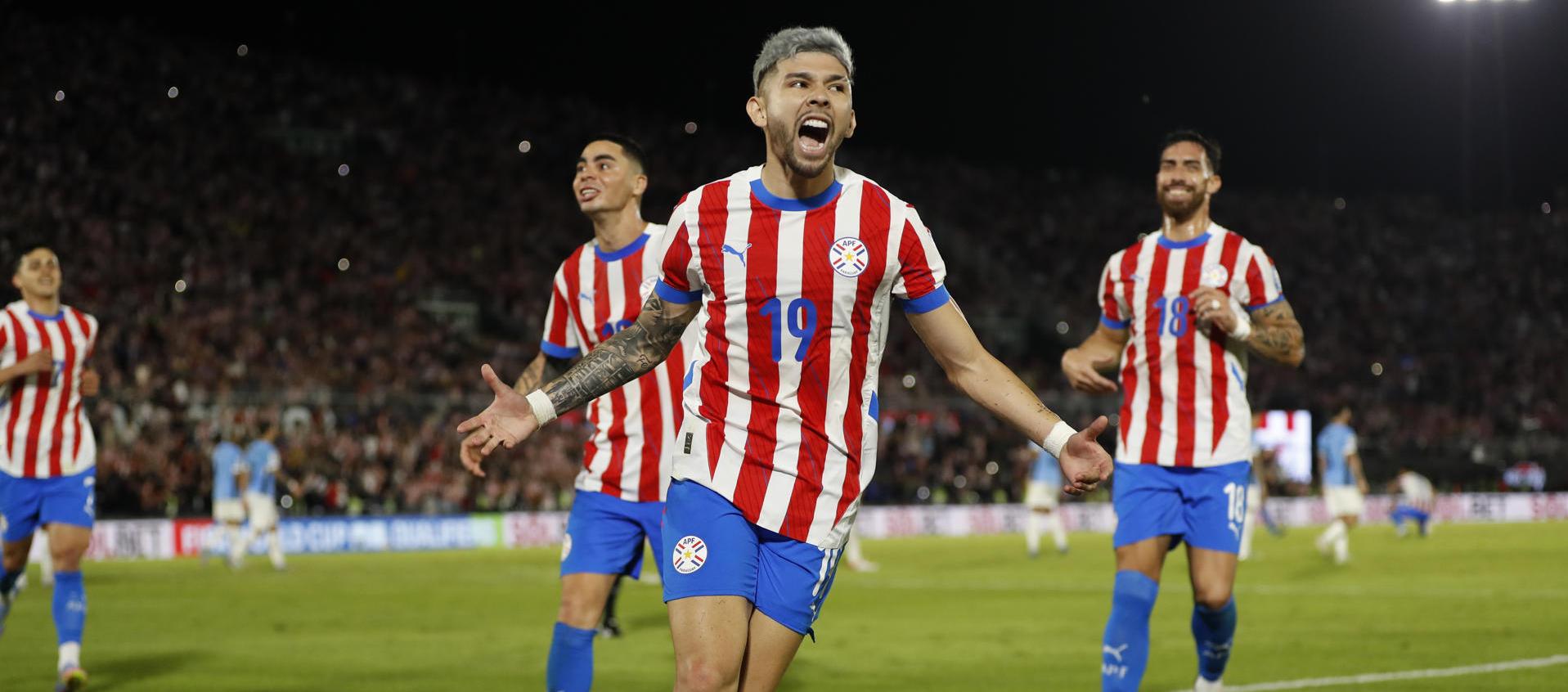 El mediapunta Julio Enciso celebra el gol de penalti.