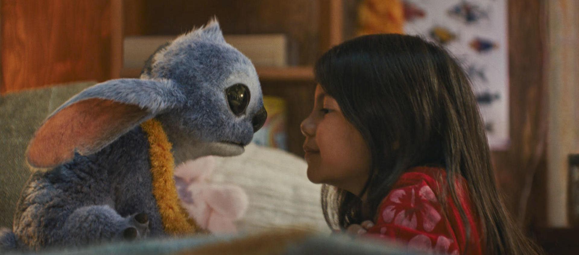 Stitch y la joven actriz Maia Kealoha (Lilo). 