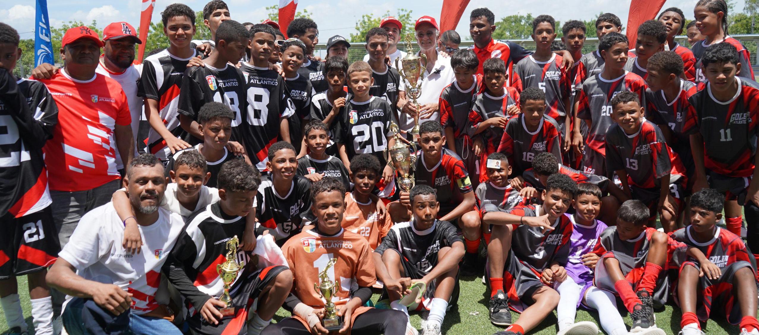 Jugadores y cuerpo técnico de Candelaria celebran la conquista del título del torneo Golea IV.