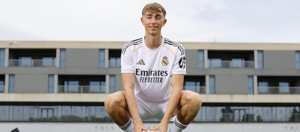 Dean Huijsen con el uniforme del Real Madrid. 