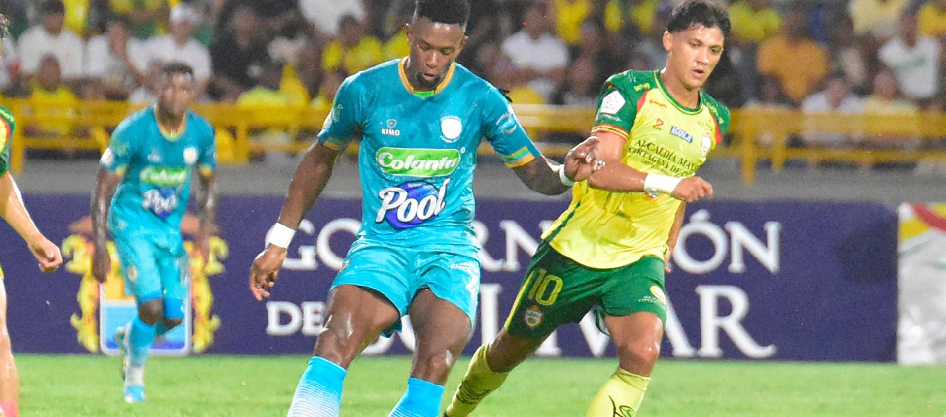 Yan Mosquera avanza con la pelota con la marca de Fredy Montero.