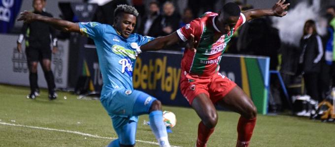 Jhonier Viveros, de Jaguares, disputa el balón con un jugador de Patriotas. 
