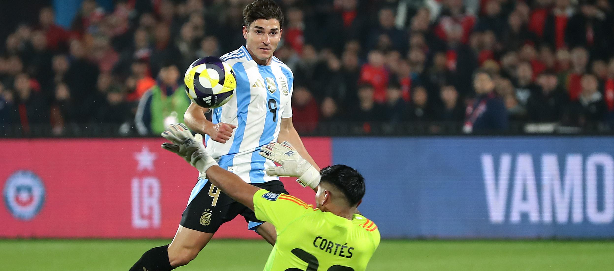 Julián Álvarez en la jugada donde marcó el gol de la victoria para Argentina. 
