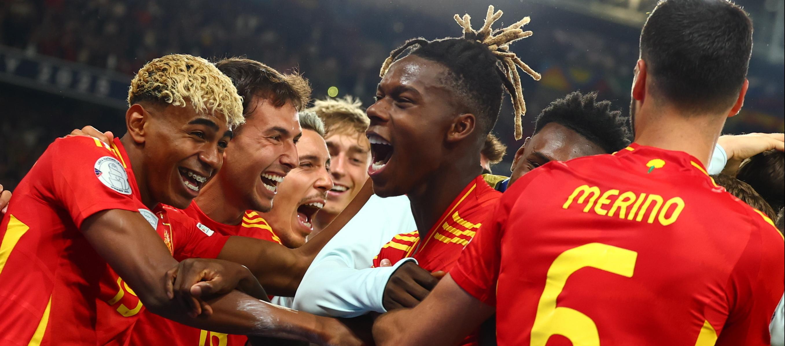 Lamine Yamal, Nico Williams y Mikel Merino festejan uno de los goles de España.