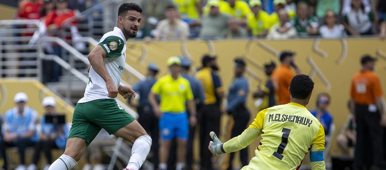 El argentino José Manuel López marca el segundo gol del Palmeiras. 